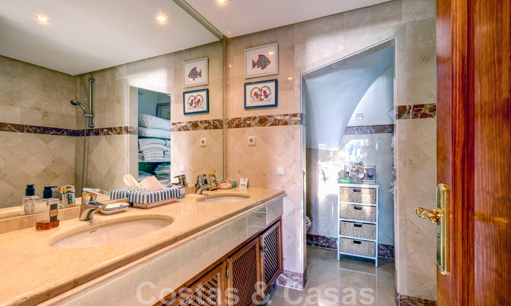 Ático de lujo en venta en un complejo residencial de cinco estrellas en primera línea de playa con impresionantes vistas al mar, en la Nueva Milla de Oro entre Marbella y Estepona 46600