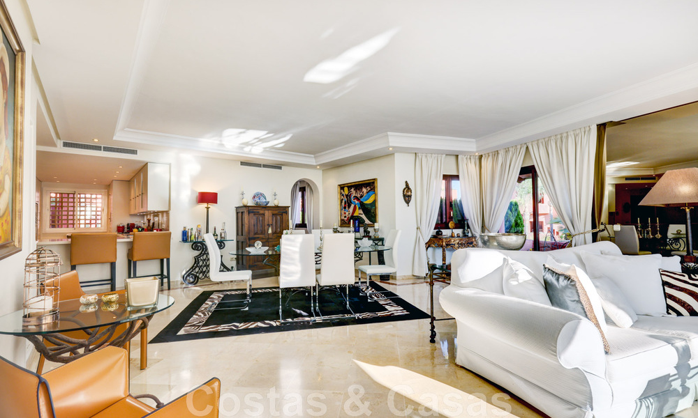 Ático de lujo en venta en un complejo residencial de cinco estrellas en primera línea de playa con impresionantes vistas al mar, en la Nueva Milla de Oro entre Marbella y Estepona 46601