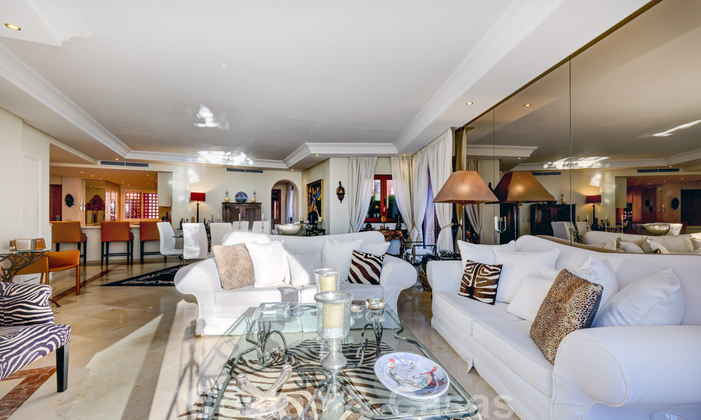 Ático de lujo en venta en un complejo residencial de cinco estrellas en primera línea de playa con impresionantes vistas al mar, en la Nueva Milla de Oro entre Marbella y Estepona 46607