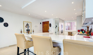 Ático de lujo en venta en un complejo residencial de cinco estrellas en primera línea de playa con impresionantes vistas al mar, en la Nueva Milla de Oro entre Marbella y Estepona 46608 