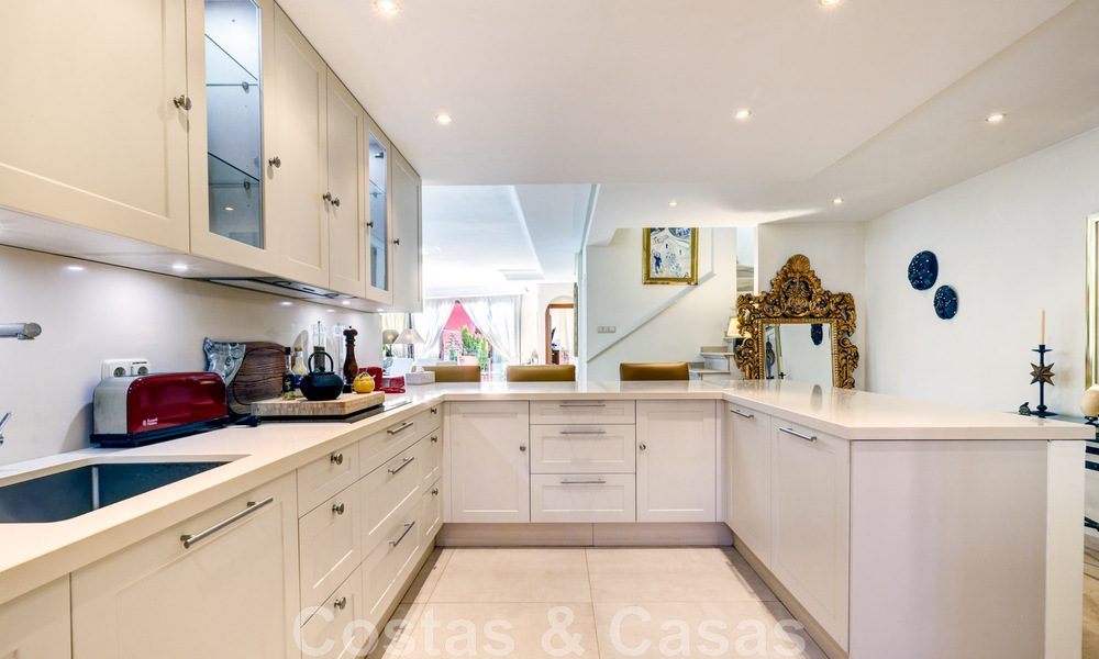 Ático de lujo en venta en un complejo residencial de cinco estrellas en primera línea de playa con impresionantes vistas al mar, en la Nueva Milla de Oro entre Marbella y Estepona 46613