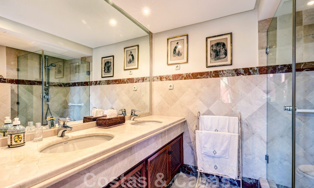 Ático de lujo en venta en un complejo residencial de cinco estrellas en primera línea de playa con impresionantes vistas al mar, en la Nueva Milla de Oro entre Marbella y Estepona 46615