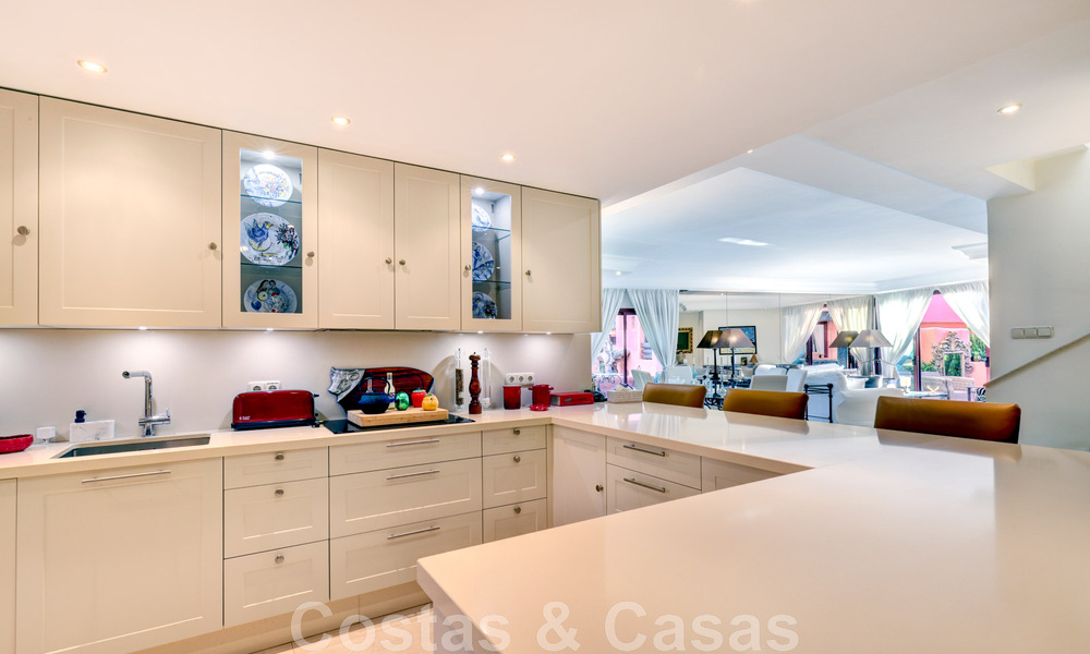 Ático de lujo en venta en un complejo residencial de cinco estrellas en primera línea de playa con impresionantes vistas al mar, en la Nueva Milla de Oro entre Marbella y Estepona 46616