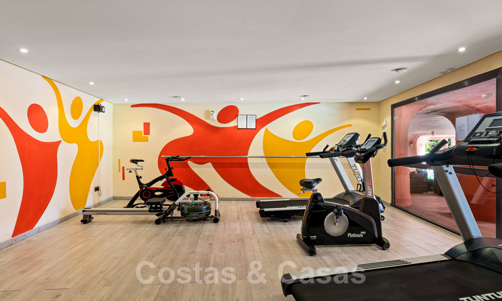 Ático de lujo en venta en un complejo residencial de cinco estrellas en primera línea de playa con impresionantes vistas al mar, en la Nueva Milla de Oro entre Marbella y Estepona 46620