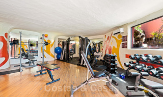 Ático de lujo en venta en un complejo residencial de cinco estrellas en primera línea de playa con impresionantes vistas al mar, en la Nueva Milla de Oro entre Marbella y Estepona 46621 