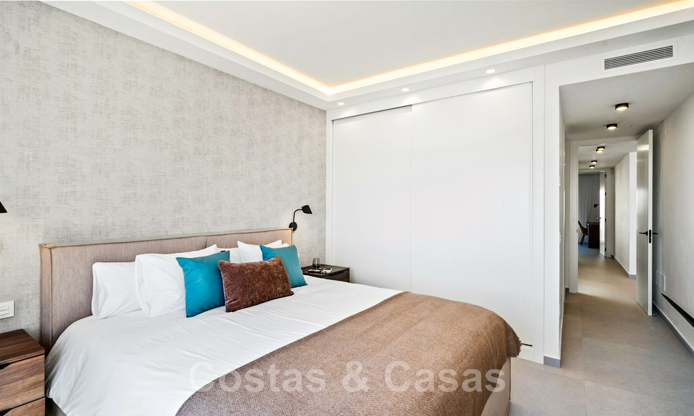 Moderno ático renovado de 4 dormitorios en venta con sublimes vistas al mar en una comunidad cerrada en Benahavis - Marbella 47130