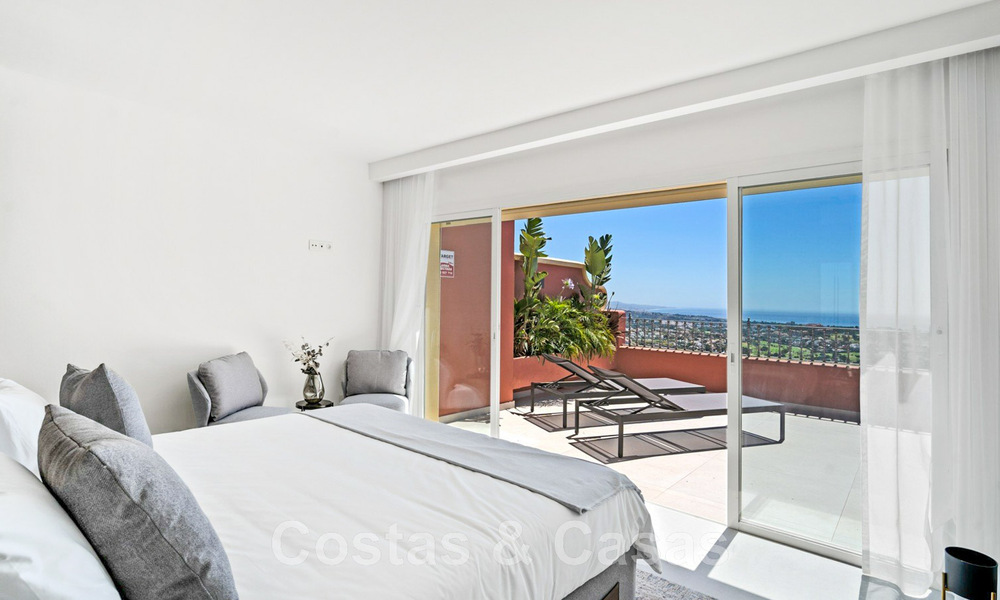 Moderno ático renovado de 4 dormitorios en venta con sublimes vistas al mar en una comunidad cerrada en Benahavis - Marbella 47134