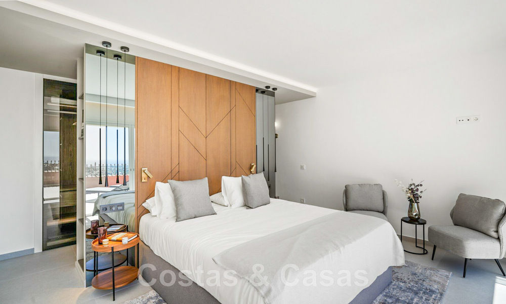 Moderno ático renovado de 4 dormitorios en venta con sublimes vistas al mar en una comunidad cerrada en Benahavis - Marbella 47136