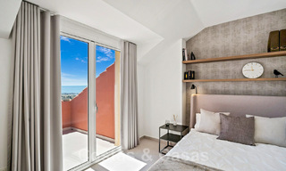 Moderno ático renovado de 4 dormitorios en venta con sublimes vistas al mar en una comunidad cerrada en Benahavis - Marbella 47137 
