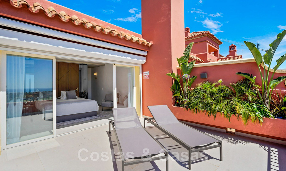 Moderno ático renovado de 4 dormitorios en venta con sublimes vistas al mar en una comunidad cerrada en Benahavis - Marbella 47151