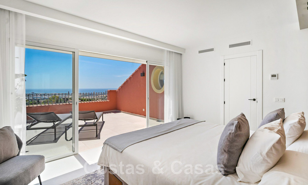Moderno ático renovado de 4 dormitorios en venta con sublimes vistas al mar en una comunidad cerrada en Benahavis - Marbella 47152