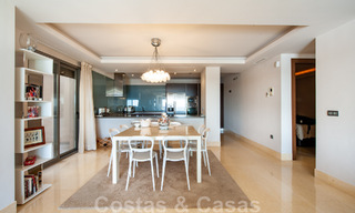 Se vende apartamento de lujo muy amplio, luminoso y moderno de 3 dormitorios con vistas despejadas al mar en Marbella - Benahavís 46827 