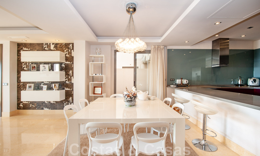 Se vende apartamento de lujo muy amplio, luminoso y moderno de 3 dormitorios con vistas despejadas al mar en Marbella - Benahavís 46828