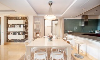 Se vende apartamento de lujo muy amplio, luminoso y moderno de 3 dormitorios con vistas despejadas al mar en Marbella - Benahavís 46828 