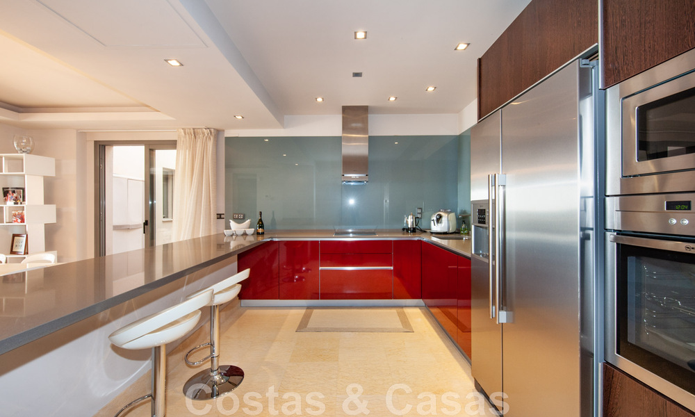 Se vende apartamento de lujo muy amplio, luminoso y moderno de 3 dormitorios con vistas despejadas al mar en Marbella - Benahavís 46829