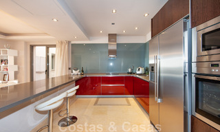 Se vende apartamento de lujo muy amplio, luminoso y moderno de 3 dormitorios con vistas despejadas al mar en Marbella - Benahavís 46829 