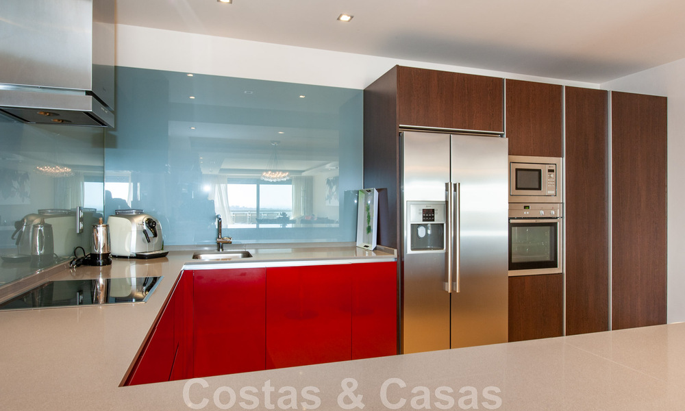 Se vende apartamento de lujo muy amplio, luminoso y moderno de 3 dormitorios con vistas despejadas al mar en Marbella - Benahavís 46830
