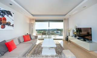 Se vende apartamento de lujo muy amplio, luminoso y moderno de 3 dormitorios con vistas despejadas al mar en Marbella - Benahavís 46832 