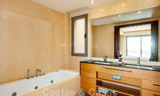 Se vende apartamento de lujo muy amplio, luminoso y moderno de 3 dormitorios con vistas despejadas al mar en Marbella - Benahavís 46835 