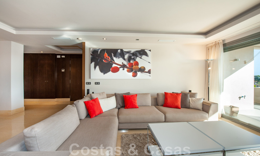 Se vende apartamento de lujo muy amplio, luminoso y moderno de 3 dormitorios con vistas despejadas al mar en Marbella - Benahavís 46836