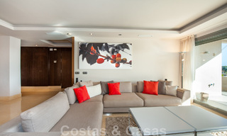 Se vende apartamento de lujo muy amplio, luminoso y moderno de 3 dormitorios con vistas despejadas al mar en Marbella - Benahavís 46836 