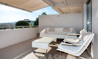 Se vende apartamento de lujo muy amplio, luminoso y moderno de 3 dormitorios con vistas despejadas al mar en Marbella - Benahavís 46841 