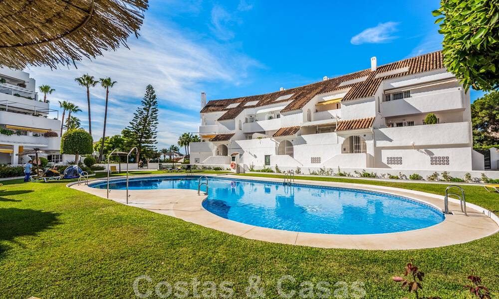 Ático contemporáneo renovado en venta con vistas al mar a poca distancia de todos los servicios, la playa y Puerto Banús en Nueva Andalucía, Marbella 47000