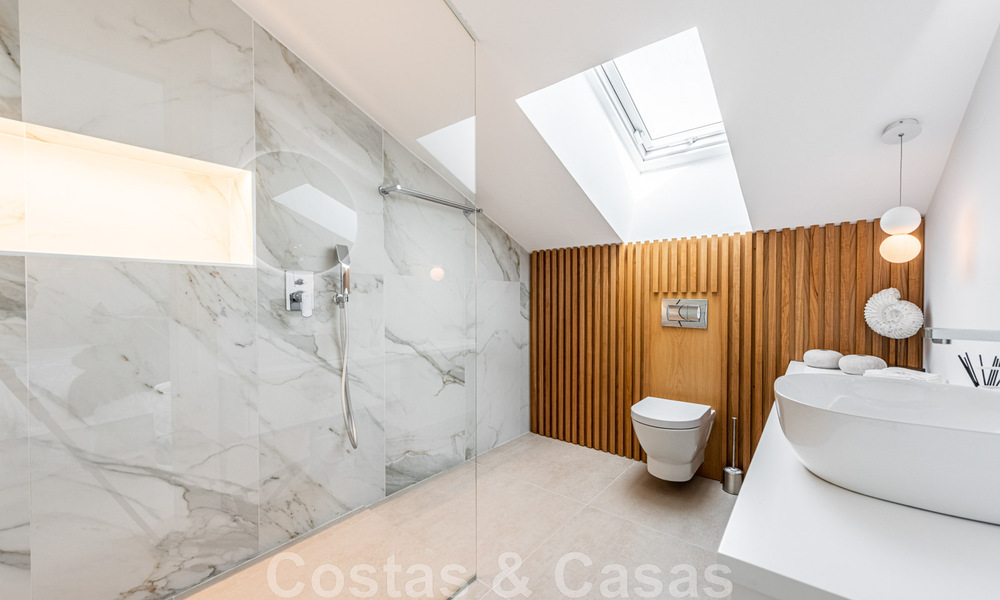 Ático contemporáneo renovado en venta con vistas al mar a poca distancia de todos los servicios, la playa y Puerto Banús en Nueva Andalucía, Marbella 47001