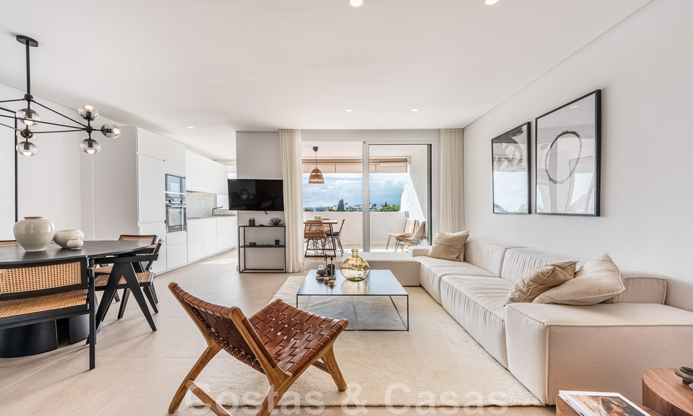 Ático contemporáneo renovado en venta con vistas al mar a poca distancia de todos los servicios, la playa y Puerto Banús en Nueva Andalucía, Marbella 47002