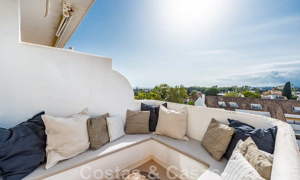 Ático contemporáneo renovado en venta con vistas al mar a poca distancia de todos los servicios, la playa y Puerto Banús en Nueva Andalucía, Marbella 47003