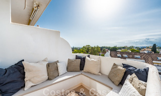 Ático contemporáneo renovado en venta con vistas al mar a poca distancia de todos los servicios, la playa y Puerto Banús en Nueva Andalucía, Marbella 47003 