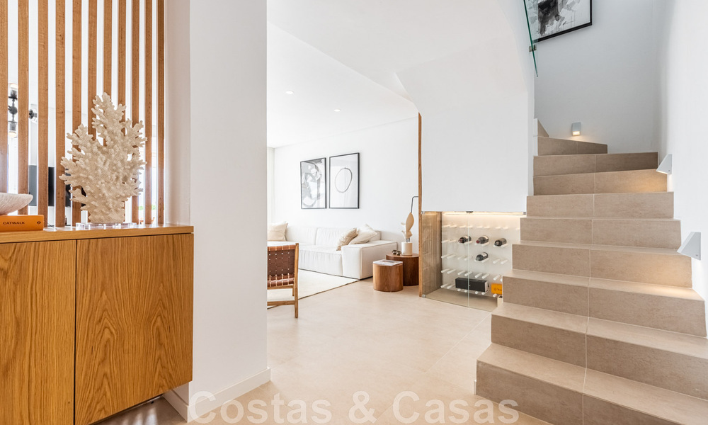 Ático contemporáneo renovado en venta con vistas al mar a poca distancia de todos los servicios, la playa y Puerto Banús en Nueva Andalucía, Marbella 47004