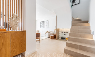 Ático contemporáneo renovado en venta con vistas al mar a poca distancia de todos los servicios, la playa y Puerto Banús en Nueva Andalucía, Marbella 47004 