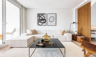 Ático contemporáneo renovado en venta con vistas al mar a poca distancia de todos los servicios, la playa y Puerto Banús en Nueva Andalucía, Marbella 47006 