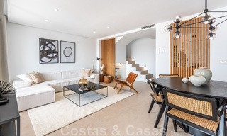 Ático contemporáneo renovado en venta con vistas al mar a poca distancia de todos los servicios, la playa y Puerto Banús en Nueva Andalucía, Marbella 47007 