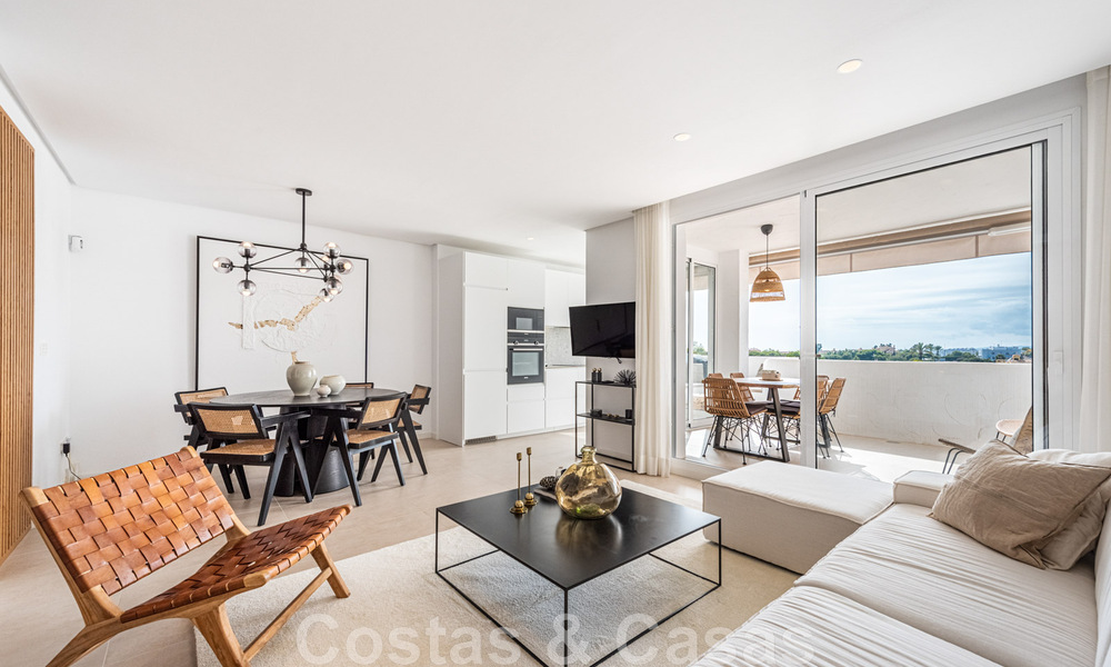 Ático contemporáneo renovado en venta con vistas al mar a poca distancia de todos los servicios, la playa y Puerto Banús en Nueva Andalucía, Marbella 47008