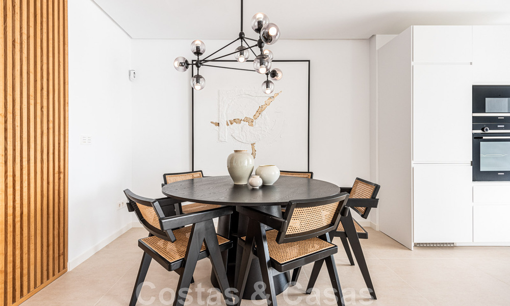 Ático contemporáneo renovado en venta con vistas al mar a poca distancia de todos los servicios, la playa y Puerto Banús en Nueva Andalucía, Marbella 47009