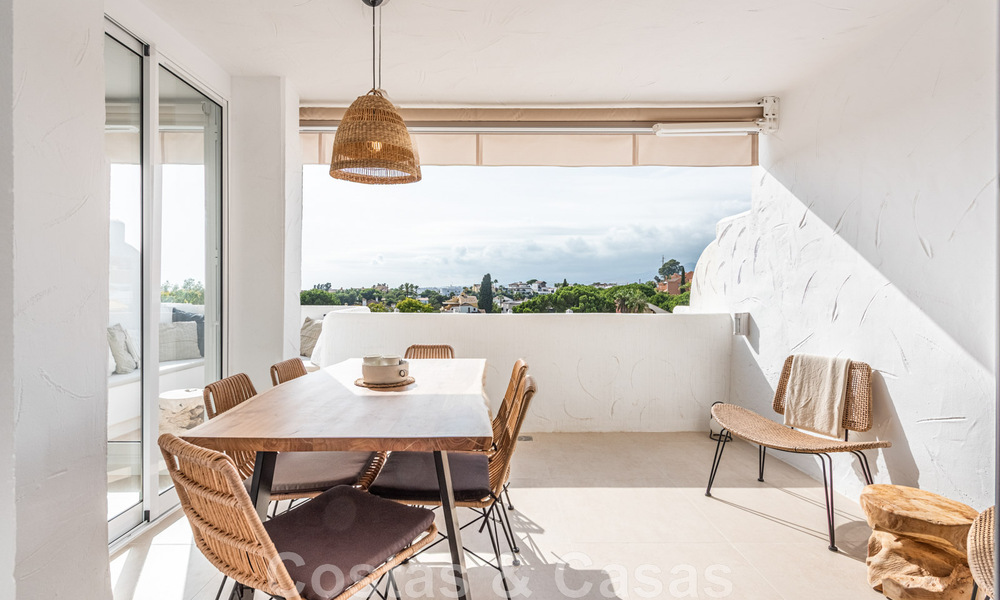 Ático contemporáneo renovado en venta con vistas al mar a poca distancia de todos los servicios, la playa y Puerto Banús en Nueva Andalucía, Marbella 47011