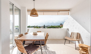 Ático contemporáneo renovado en venta con vistas al mar a poca distancia de todos los servicios, la playa y Puerto Banús en Nueva Andalucía, Marbella 47011 