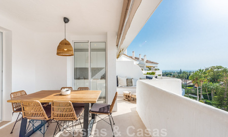 Ático contemporáneo renovado en venta con vistas al mar a poca distancia de todos los servicios, la playa y Puerto Banús en Nueva Andalucía, Marbella 47012