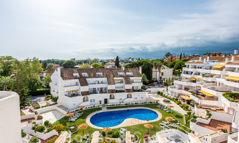 Ático contemporáneo renovado en venta con vistas al mar a poca distancia de todos los servicios, la playa y Puerto Banús en Nueva Andalucía, Marbella 47013