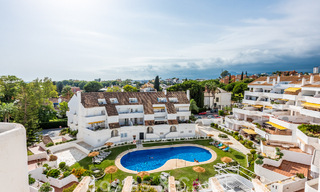 Ático contemporáneo renovado en venta con vistas al mar a poca distancia de todos los servicios, la playa y Puerto Banús en Nueva Andalucía, Marbella 47013 