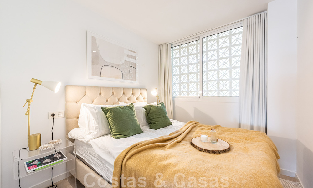 Ático contemporáneo renovado en venta con vistas al mar a poca distancia de todos los servicios, la playa y Puerto Banús en Nueva Andalucía, Marbella 47014