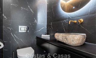 Ático contemporáneo renovado en venta con vistas al mar a poca distancia de todos los servicios, la playa y Puerto Banús en Nueva Andalucía, Marbella 47015 