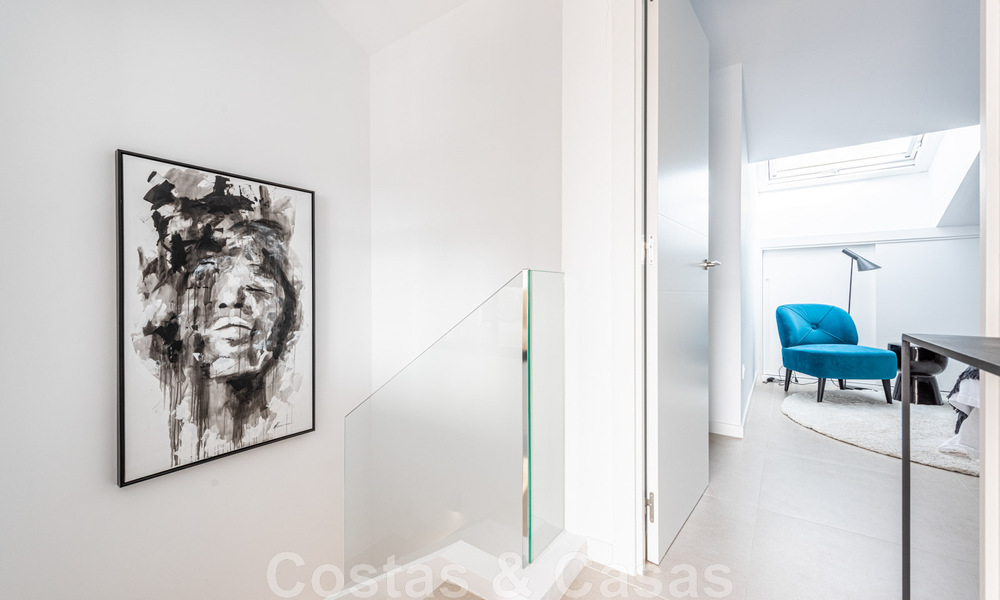 Ático contemporáneo renovado en venta con vistas al mar a poca distancia de todos los servicios, la playa y Puerto Banús en Nueva Andalucía, Marbella 47016