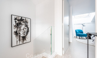 Ático contemporáneo renovado en venta con vistas al mar a poca distancia de todos los servicios, la playa y Puerto Banús en Nueva Andalucía, Marbella 47016 