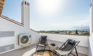Ático contemporáneo renovado en venta con vistas al mar a poca distancia de todos los servicios, la playa y Puerto Banús en Nueva Andalucía, Marbella 47017 