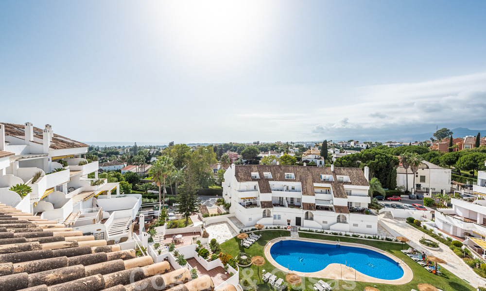 Ático contemporáneo renovado en venta con vistas al mar a poca distancia de todos los servicios, la playa y Puerto Banús en Nueva Andalucía, Marbella 47018