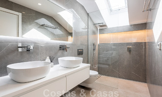 Ático contemporáneo renovado en venta con vistas al mar a poca distancia de todos los servicios, la playa y Puerto Banús en Nueva Andalucía, Marbella 47020 