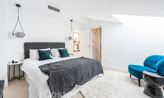 Ático contemporáneo renovado en venta con vistas al mar a poca distancia de todos los servicios, la playa y Puerto Banús en Nueva Andalucía, Marbella 47022 